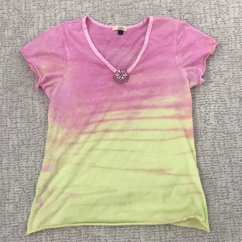 Super cute tee with fun pin! 💕